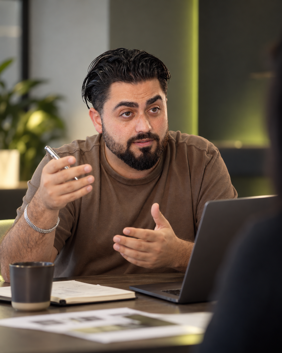 Strategiegesprek in sfeervol kantoor